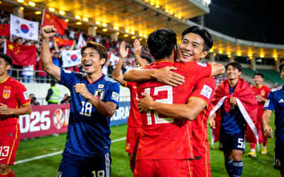 2026年冬季转会窗口关闭前各大俱乐部忙碌的交易场景